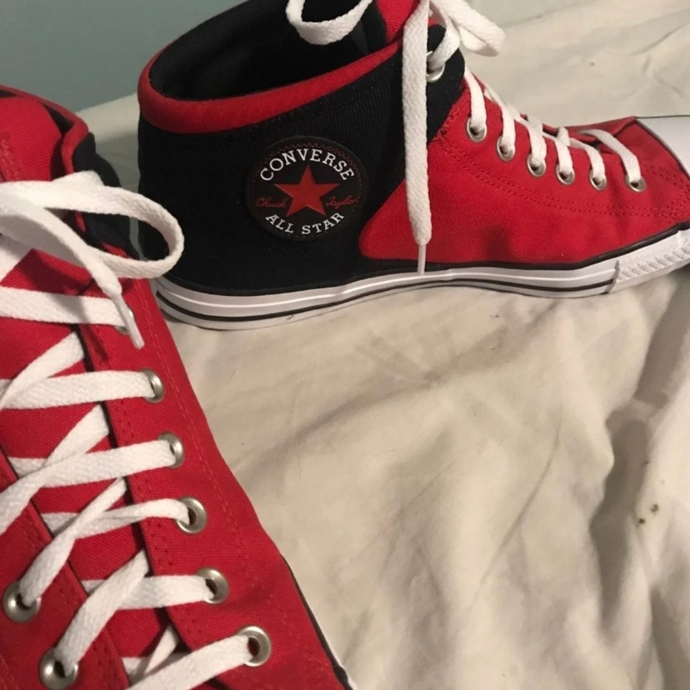Red converse - Picture 7 of 8
